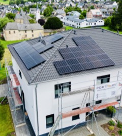 Luftaufnahme einer installierten Photovoltaikanlage