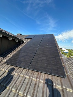 Solarmodule auf Hausdach in Nahaufnahme